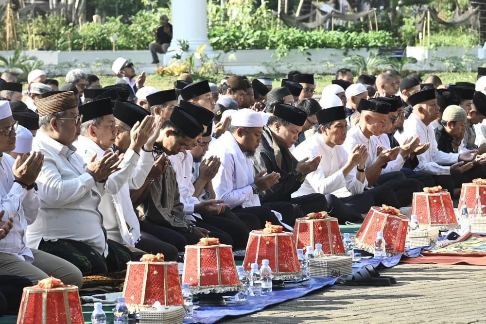 Gubernur Sulsel Bersama Ribuan Warga Gelar Salat Istisqa, Panjatkan Doa Agar Hujan Turun