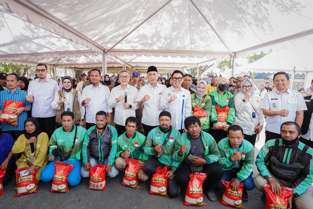 Gubernur Andi Sudirman Dampingi Menko Zulhas Salurkan Alokasi Bantuan Pangan 22,5 Ton Beras di Makassar